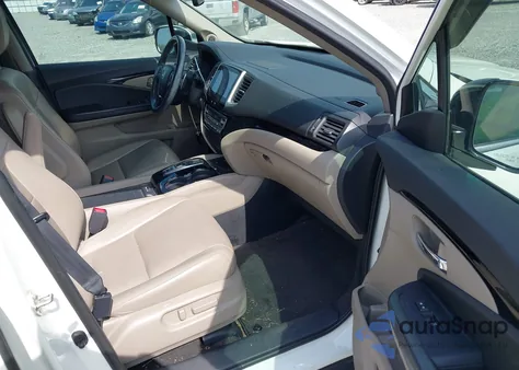 2016 Honda Pilot Touring z USA, uszkodzony, nr VIN 5FNYF5H97GB046096